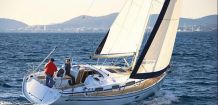 Bavaria 35 Segelboot auf dem Wasser bemannt mit zwei Personen