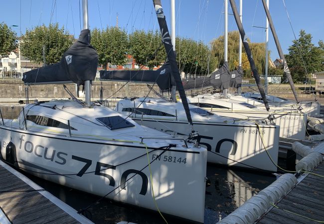 Focus 750 festgemacht im Hafen Segelschule BSM