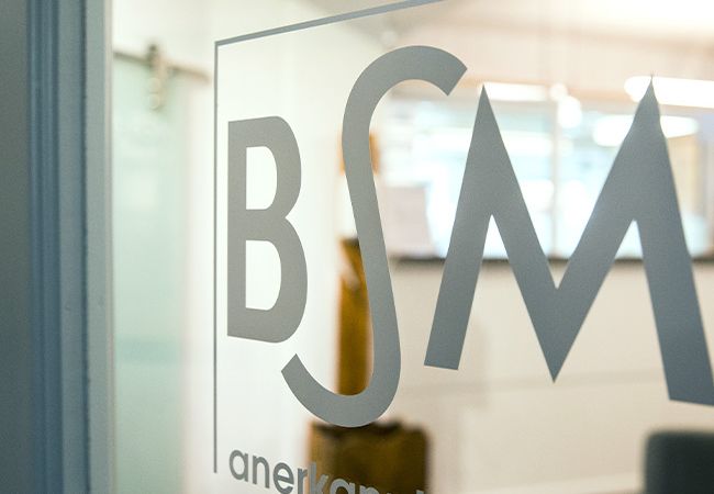 Segelschule BSM Logo auf Glaswand