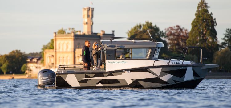 BSM Segelschule Schwarz weiß Boot Motorbootschein
