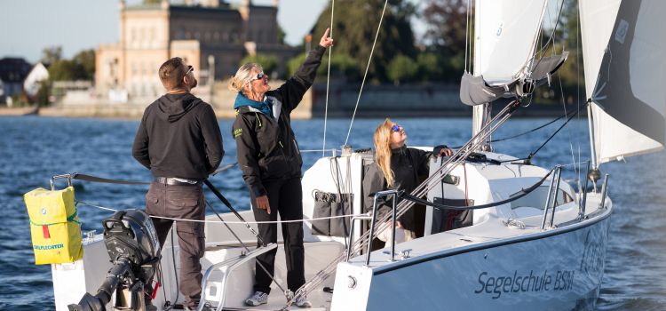 Segelschule BSM Focus 750 mit drei Personen