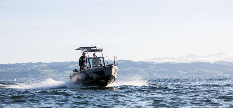 Segelschule BSM Blick auf Motorboot