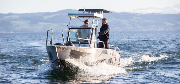 Segelschule BSM Motorboot weiter weg von der Küste