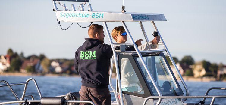 Segelschule BSM Motorboot Nahaufnahme zweier Personen