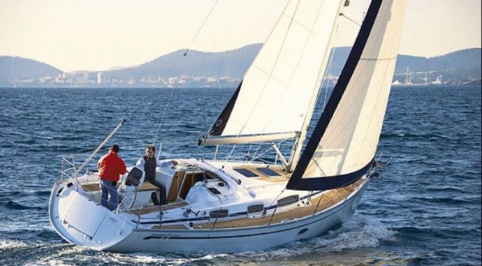 Bavaria 35 Segelboot auf dem Wasser bemannt mit zwei Personen