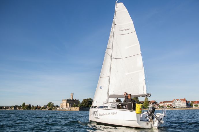 Segelschiff Focus 750 mit zwei Personen nah an der Küste