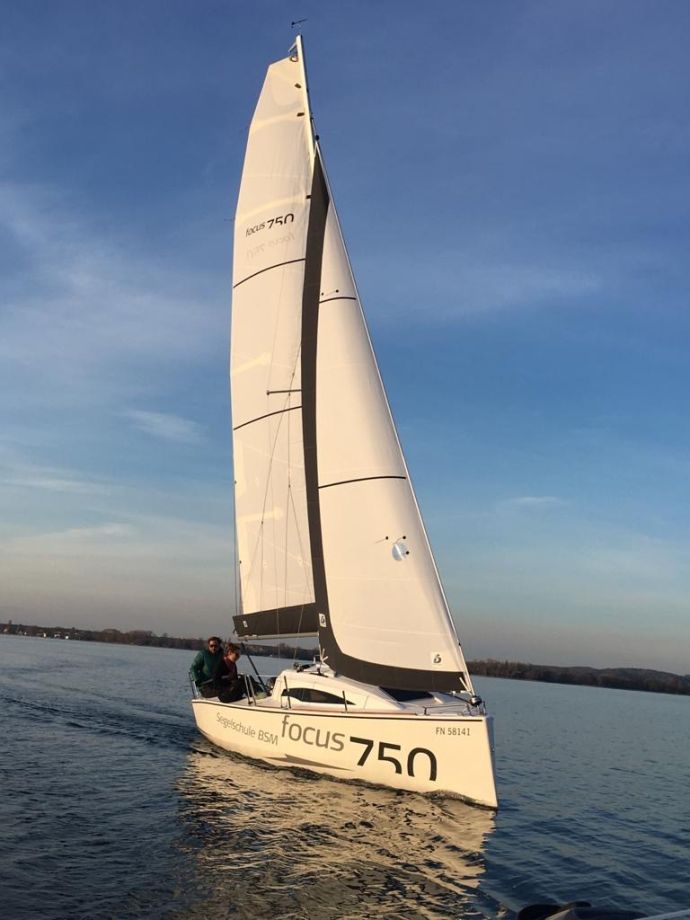 Focus 750 Bodenseefahrt in Sonnenlicht Segelschule BSM