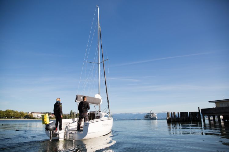 Focus Segelschiff entfernt sich vom Hafen