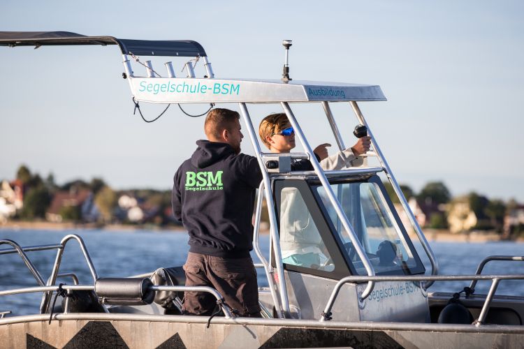 Zwei Personen auf einem Motorboot machen eine Aufnahme